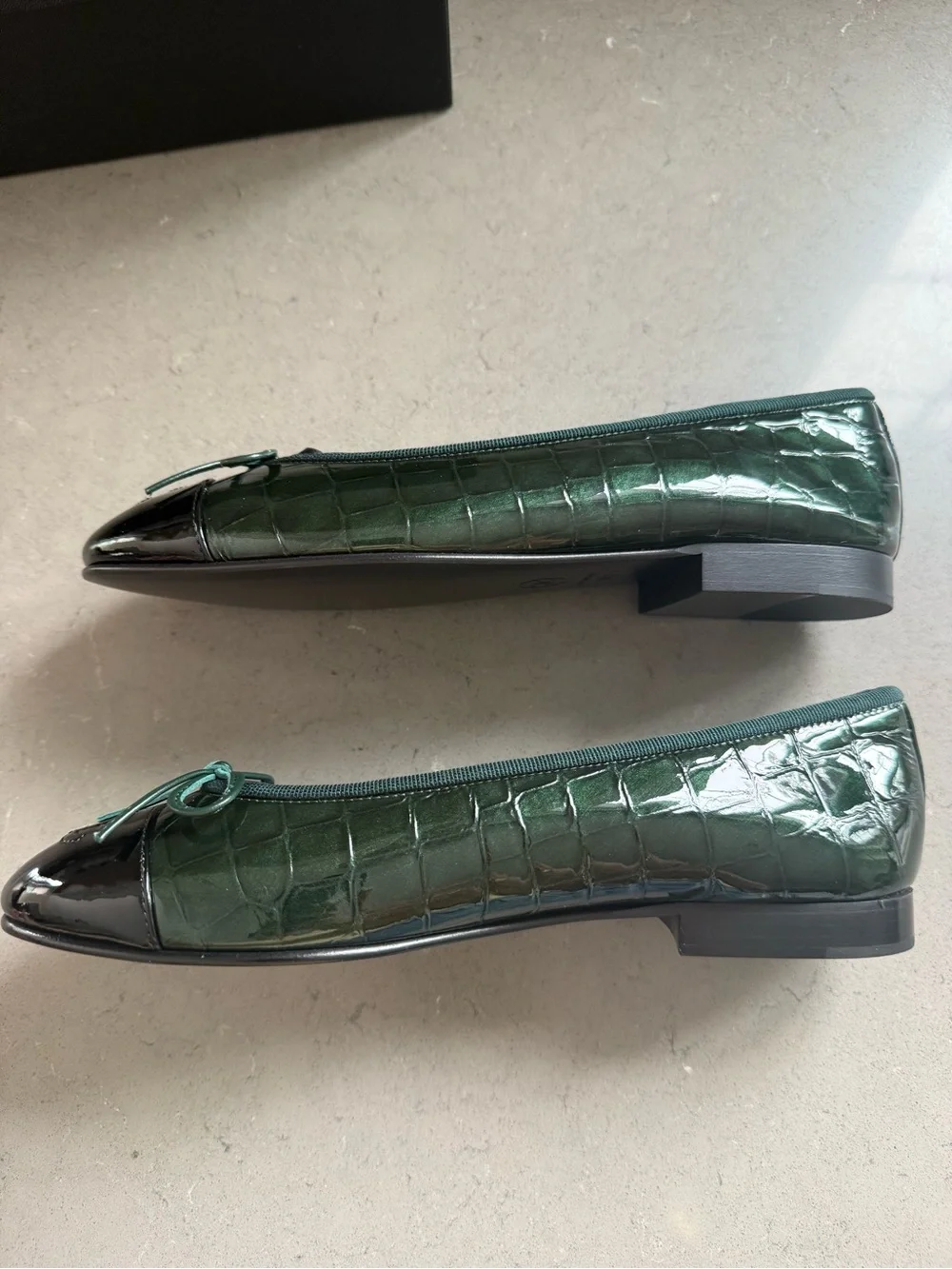 BNWT Chanel 26A Croc Embossed Patent DK Green/Black Ballet Flat Size 36.5